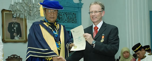 King of Surakarta On 28 April, 2010, His Royal Highness KDYMM Sinuhun Paku Buwono XIII was inaugurated as GULL’s first Pro Chancellor. The King is a strong advocate of lifelong learning and he will serve as GULL’s champion for Indonesia, particularly for the large numbers of people who have limited or no access to further and higher education.