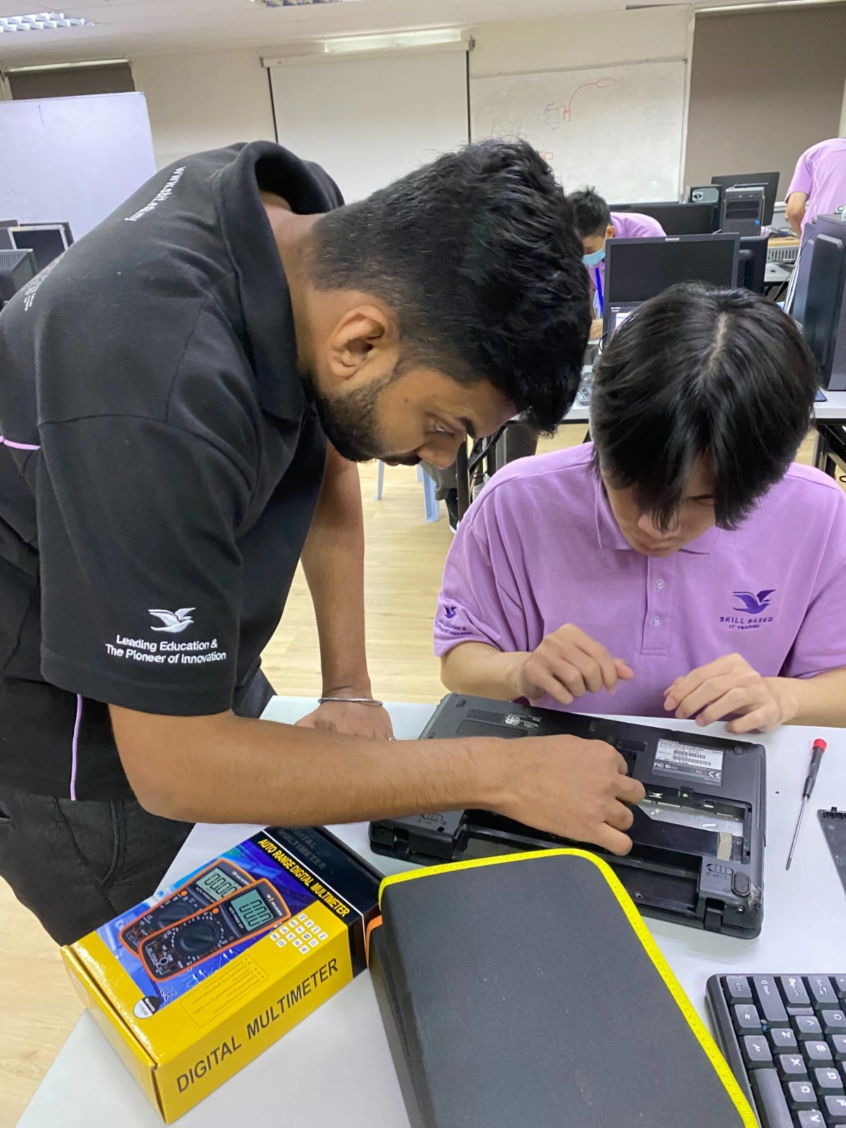 SBIT's lecturer hands on teaching students on troubleshooting the laptop hardware