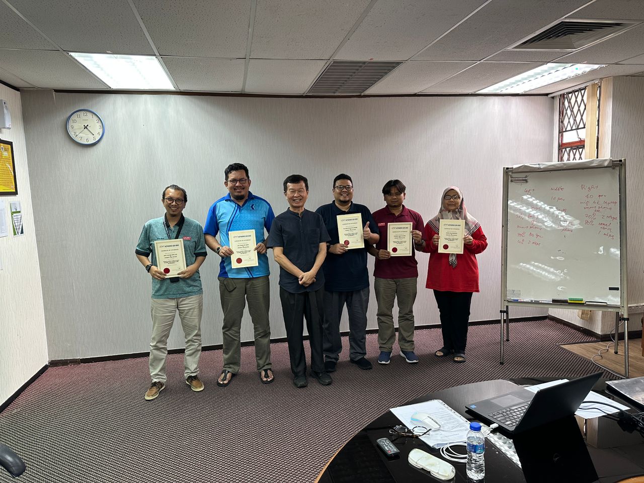 Group photo with all UUMIT participants after completed Advance Design And Survey of WIFI Network Using Ekahau AI PRO And Sidekick 2