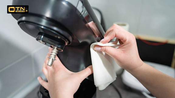 a person cleans a black mixer