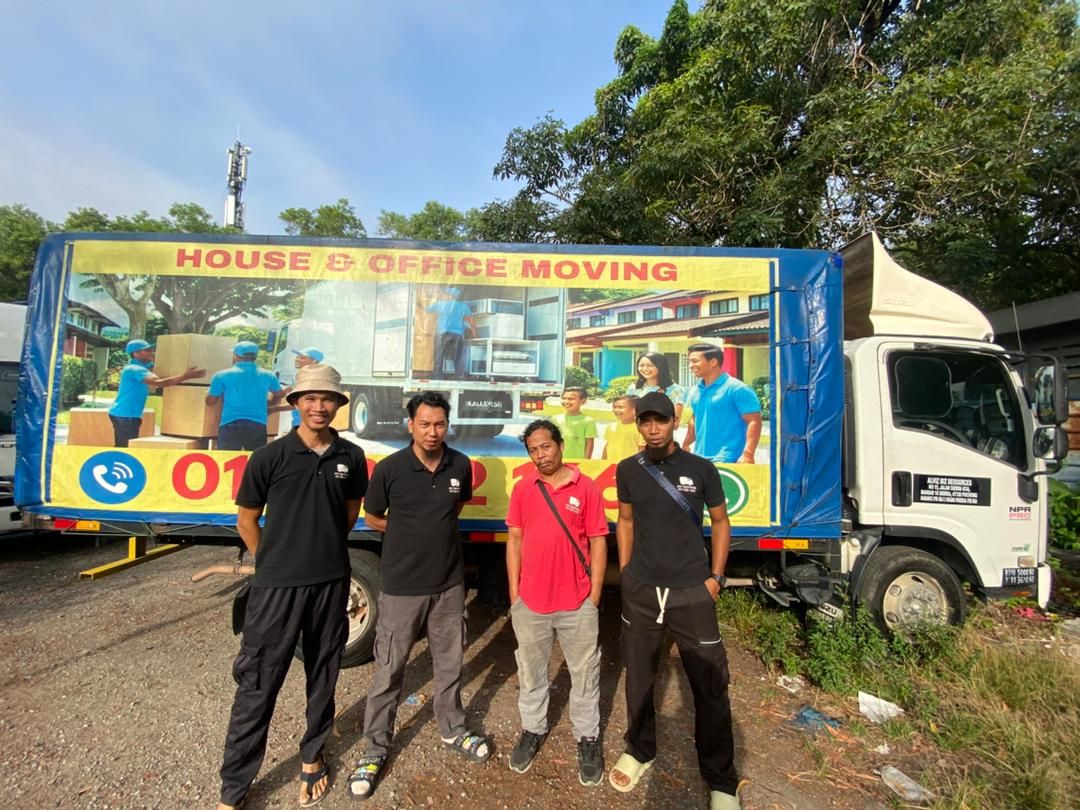 Let’s Move house and office moving lorry team photo 1