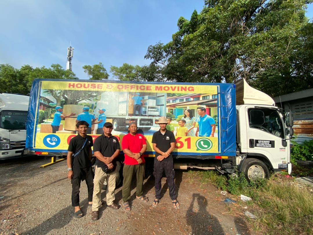 Let’s Move house and office moving lorry team photo 3