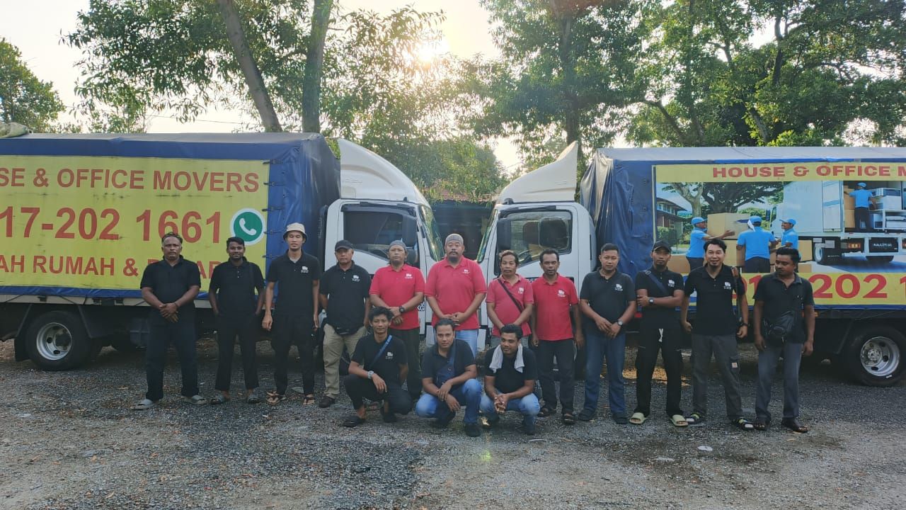Let’s Move house and office moving lorry team photo 4