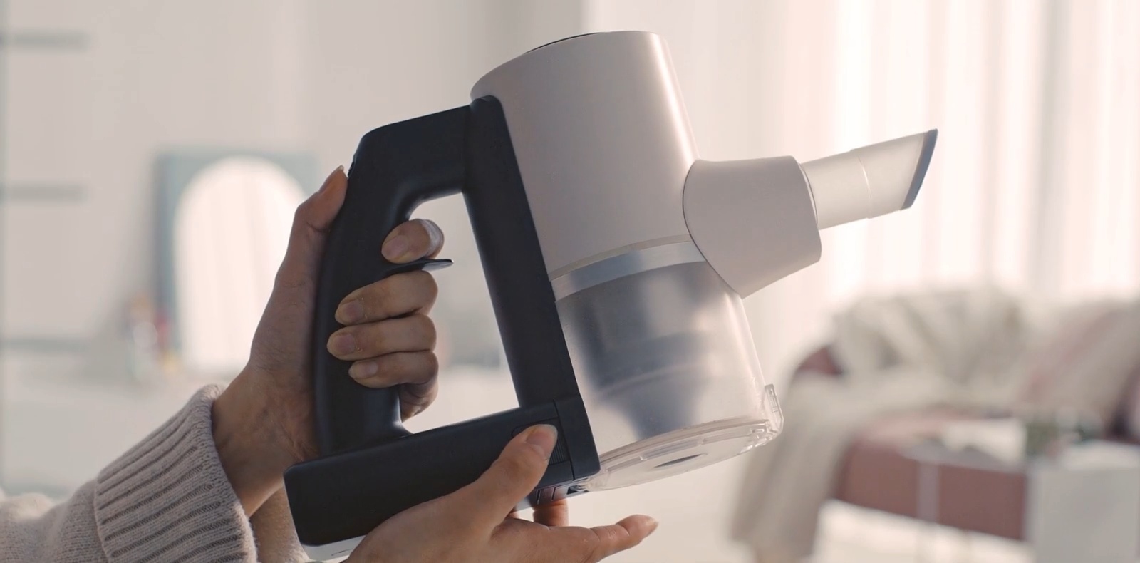 Easily detachable battery