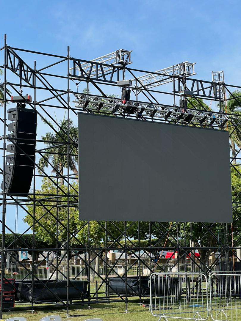 V8 Line Array Speaker Hang On Layher Truss