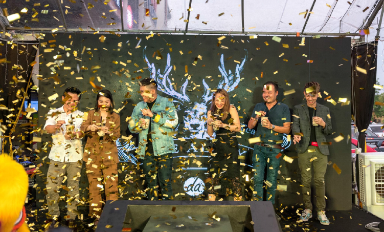 A vibrant gold confetti blast over a cheering crowd at a live event, powered by a high-output confetti machine rental from Heavy Duty AV Sdn Bhd Malaysia.